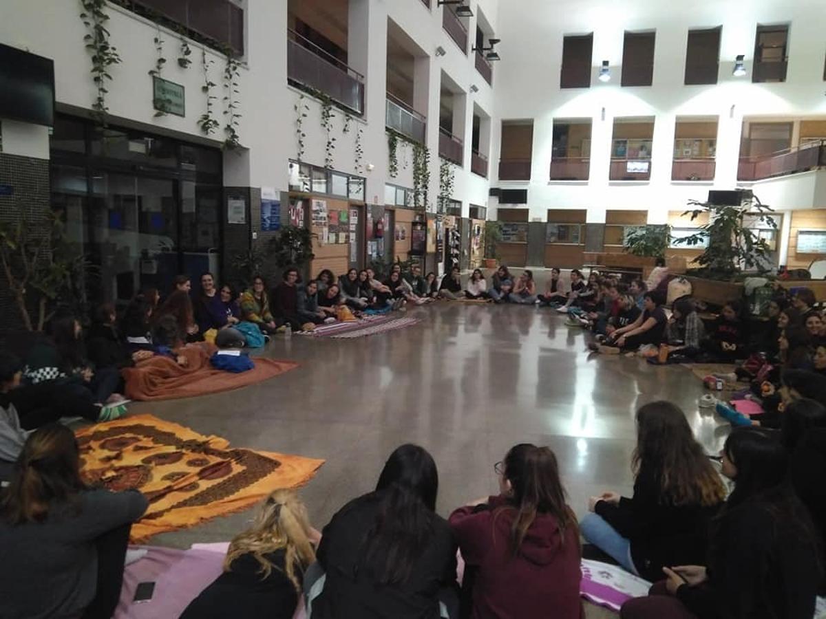 Encierro de estudiantes en la Facultad de Ciencias de la Educación y Psicología, durante esta noche. 