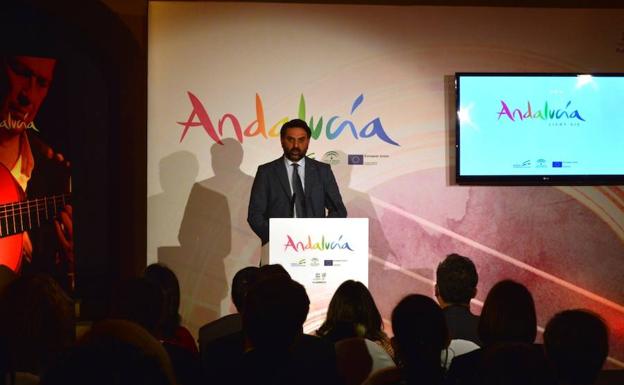 El consejero Javier Fernández presentó el espectáculo flamenco organizado anoche por Turismo Andaluz en Berlín. 