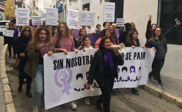 Medio millar de personas se manifiestan en Nerja por la igualdad de género