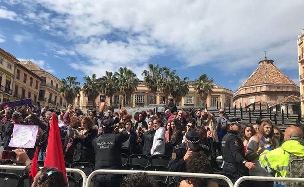 Policías locales desalojando a las manifestantes. 