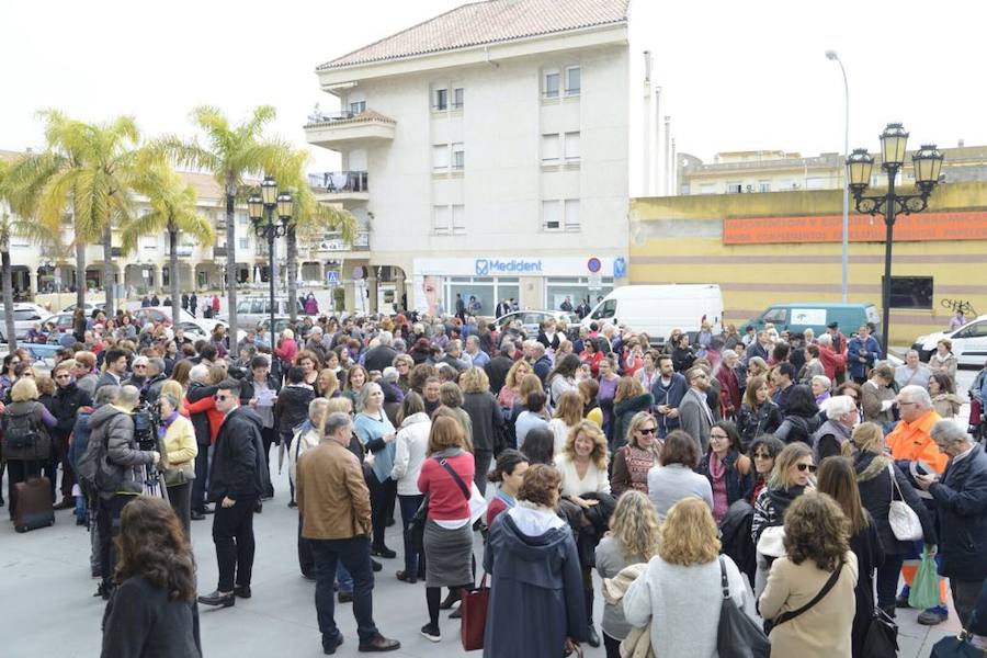 Concentración en la puerta del Ayuntamiento de Torremolinos. 