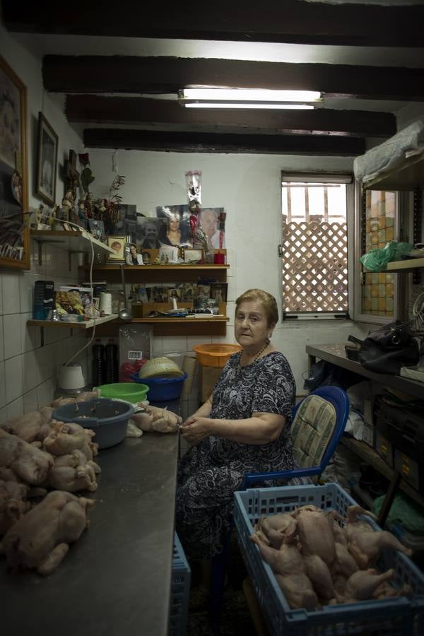 Las imágenes de Paco Negre, que ha destilado la esencia del barrio en las fotografías que componen la exposición 'Lagunillas Grease', recién inaugurada en el Centro Cultural Provincial María Victoria Atencia