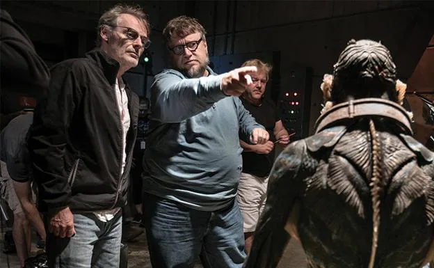 Guillermo del Toro (de azul) da instrucciones durante el rodaje de ‘La forma del agua’, triunfadora en los Oscar.