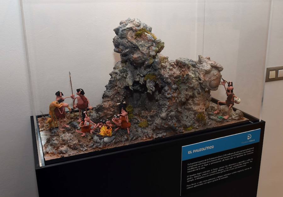 Desde el tiempo de las cavernas al de Internet. La Fundación Educa ha desplegado en San Pedro Alcántara de la mano del Ayuntamiento de Marbella una exposición histórica que se sale de lo convencional. La plastilina es la materia prima utilizada para recrear veinte etapas significativas de la humanidad.