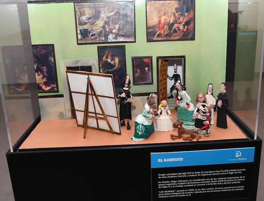 Desde el tiempo de las cavernas al de Internet. La Fundación Educa ha desplegado en San Pedro Alcántara de la mano del Ayuntamiento de Marbella una exposición histórica que se sale de lo convencional. La plastilina es la materia prima utilizada para recrear veinte etapas significativas de la humanidad.