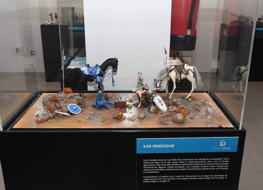 Desde el tiempo de las cavernas al de Internet. La Fundación Educa ha desplegado en San Pedro Alcántara de la mano del Ayuntamiento de Marbella una exposición histórica que se sale de lo convencional. La plastilina es la materia prima utilizada para recrear veinte etapas significativas de la humanidad.