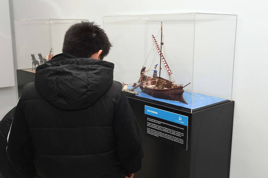 Desde el tiempo de las cavernas al de Internet. La Fundación Educa ha desplegado en San Pedro Alcántara de la mano del Ayuntamiento de Marbella una exposición histórica que se sale de lo convencional. La plastilina es la materia prima utilizada para recrear veinte etapas significativas de la humanidad.