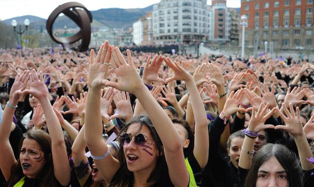 Miles de mujeres se manifiestan el
jueves en Bilbao dibujando con las
manos un triángulo, el gesto
reivindicativo del feminismo.
:: fernándo gómez