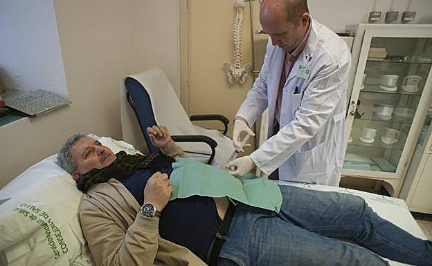 El coordinador de la Unidad del Dolor del Civil, Mariano Fernández, recargando la bomba de Antonio. 