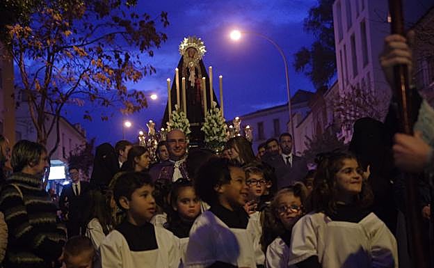 María Santísima en su Dulce Resignación y Esperanza partió desde la parroquia de la Trinidad para recorrer las calles de su feligresía.