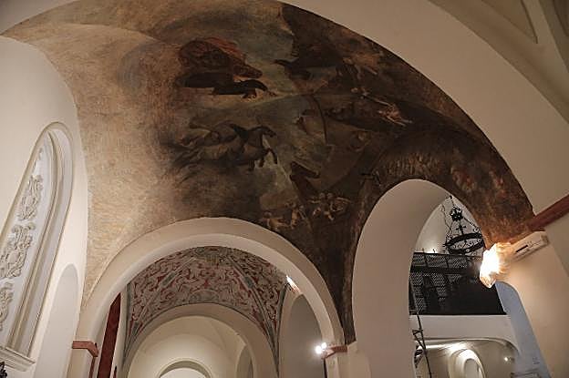 Aspecto de la bóveda en la que se ve un mural que plasma el carro de fuego de San Francisco de Asís y los capuchinos. :: ñito salas