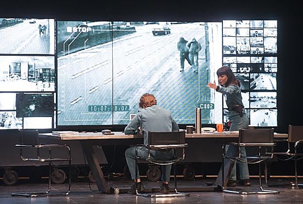 Un momento de la representación, anoche, en el Teatro Cervantes, que estuvo a punto de colgar el cartel de 'No hay entradas'. :: francis silva