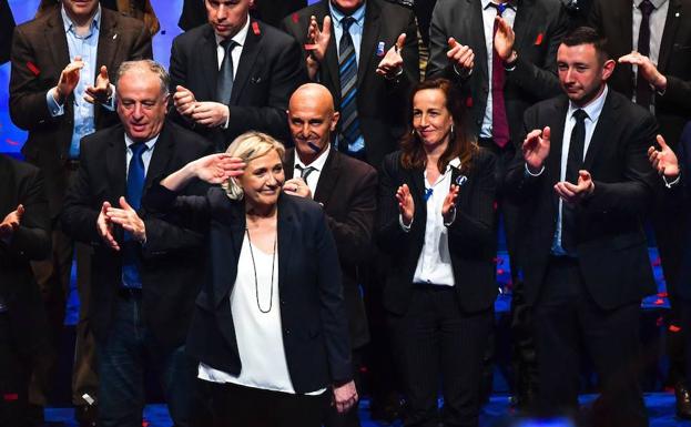 Marine Le Pen saluda en el congreso de su partido. 