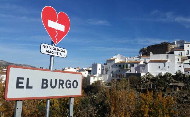 La señal a la entrada del Ayuntamiento de El Burgo 