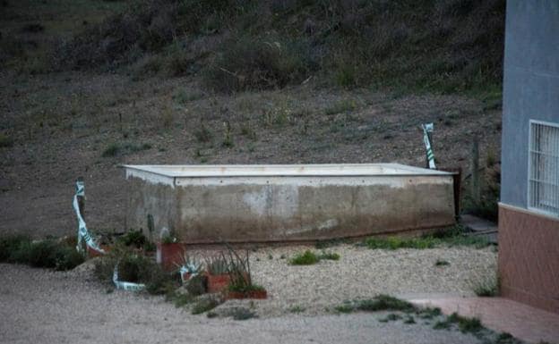 Pozo precintado en el interior de la finca.