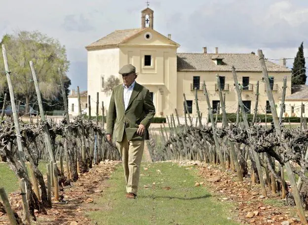 El marqués de Griñón, Carlos Falcó, camina entre sus viñedos en Malpica de Tajo. :: Paul White / ap