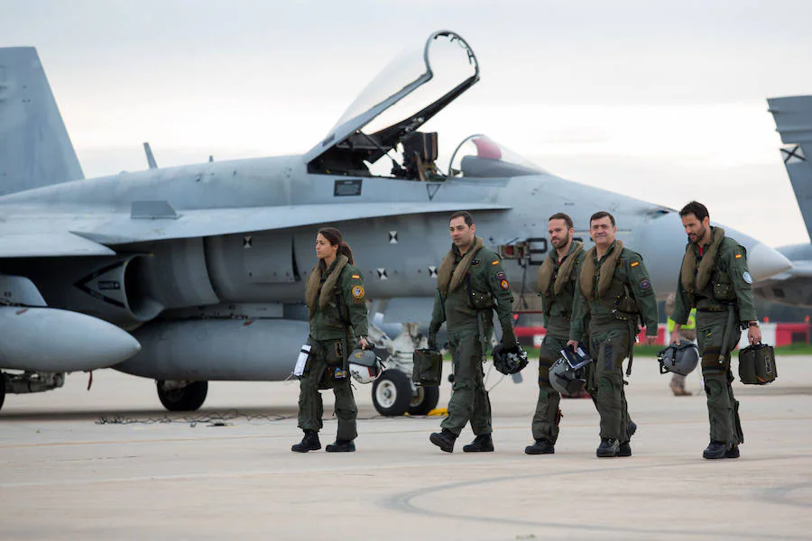 Fotos: Maniobras aéreas de cazas F-18 en Málaga