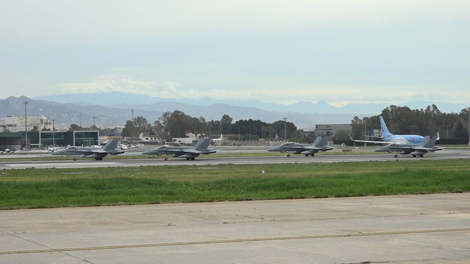 Fotos: Maniobras aéreas de cazas F-18 en Málaga