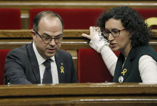 Jordi Turull y Marta Rovira conversan en el hemiciclo del Parlament. :: Andreu Dalmau / efe