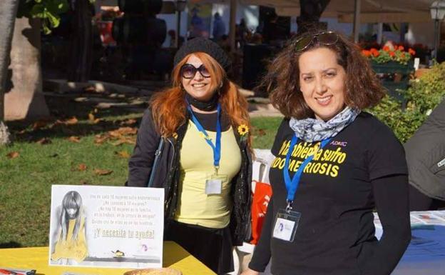 Ana Ferrer y Soledad Domenech, secretaria y presidenta de Adaec, durante un acto de concienciación sobre la endometriosis. 