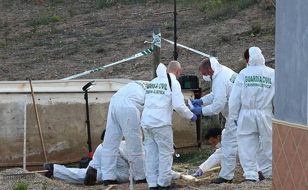 Agentes de criminalística de la Guardia Civil buscan pruebas junto al pozo al que la detenida arrojó a Gabriel. 