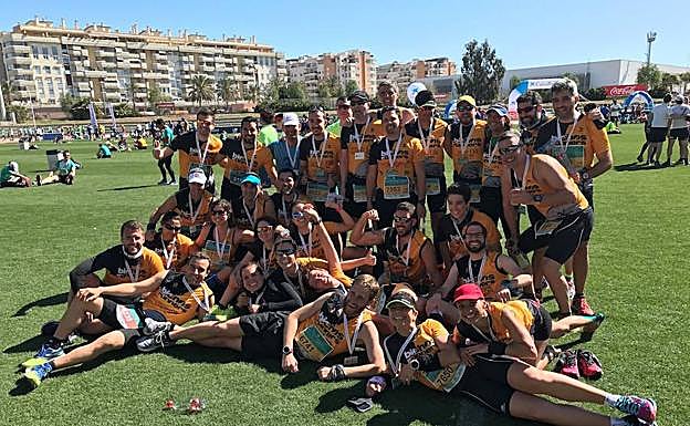 Los ‘finishers’ del club Bichos Runner muestran sus medallas tras la última edición de la prueba. 