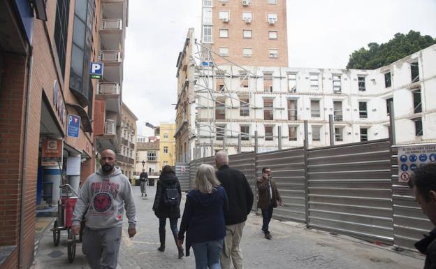 Aspecto de la valla instalada para separar la obra de la calle. 