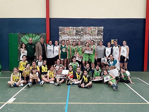 Algunas de las participantes en el torneo, con sus diplomas. ::