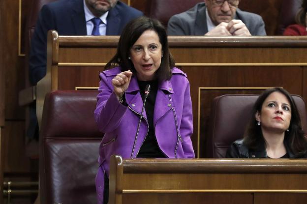 Margarita Robles interviene ayer en la sesión plenaria del Congreso. :: ballesteros / efe