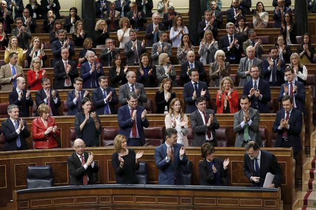 Los diputados del PP y
los ministros aplauden al
presidente del Gobierno,
Mariano Rajoy, ayer tras
su intervención en el
pleno de pensiones
celebrado en el Congreso.
:: efe