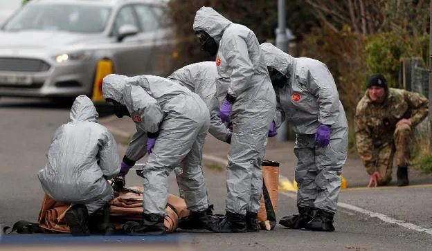 Efectivos militares investigan en Gillingham, en el sudeste de Inglaterra, en relación con el envenenamiento de los Skripal. :: a. dennis / afp