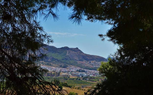 Desde el camping Park Pizarra se ve este pueblo del Valle del Guadalhorce.