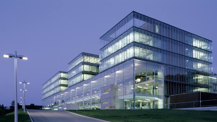 Leoben Justice Center (Austria). Una de las cárceles más hermosas del planeta, el diseño, más parecido a un conglomerado de oficinas que a una prisión, fue obra del arquitecto Joseph Hohensinn. Cada habitación cuenta con baño y cocina privados, ventanas (irrompibles) de suelo a techo, escritorio y estanterías. Dispone de un enorme gimnasio, mesas de ping-pong, basket y habitaciones conyugales por si hay que atender a las visitas.