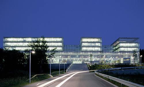 Leoben Justice Center (Austria). Una de las cárceles más hermosas del planeta, el diseño, más parecido a un conglomerado de oficinas que a una prisión, fue obra del arquitecto Joseph Hohensinn. Cada habitación cuenta con baño y cocina privados, ventanas (irrompibles) de suelo a techo, escritorio y estanterías. Dispone de un enorme gimnasio, mesas de ping-pong, basket y habitaciones conyugales por si hay que atender a las visitas.
