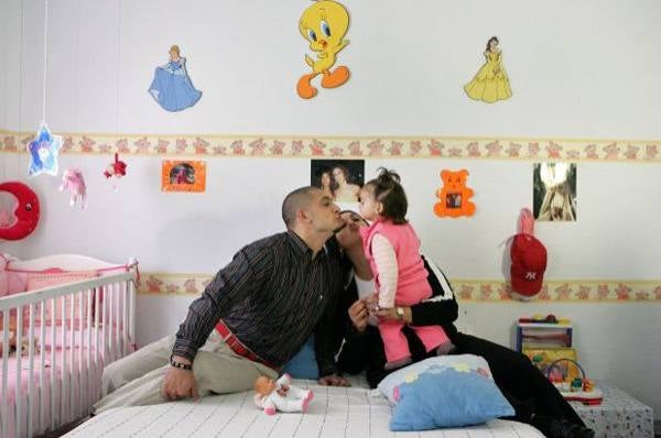 Prisión de Aranjuez (España).La celda esta acondicionada para niños, llena de accesorios y juguetes. La misión de este programa es que el niño pueda desarrollar lazos con los padres y los internos desarrollen habilidades parentales que permitan su rehabilitación. Los condenados por delitos sexuales, lógicamente, no tienen derecho a este tipo de beneficios penitenciarios.