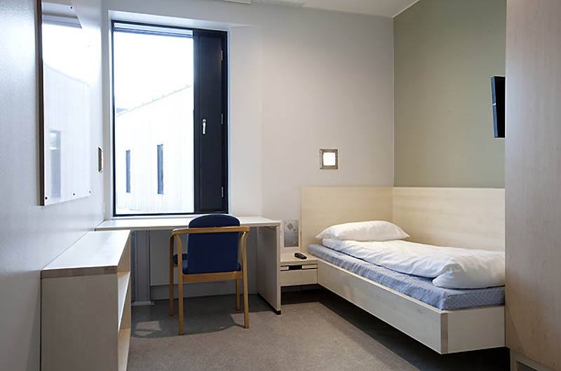 Prisión Halden (Noruega). Cada habitación cuenta con televisores de pantalla plana, luz natural, mobiliario moderno, baño propio y nevera.