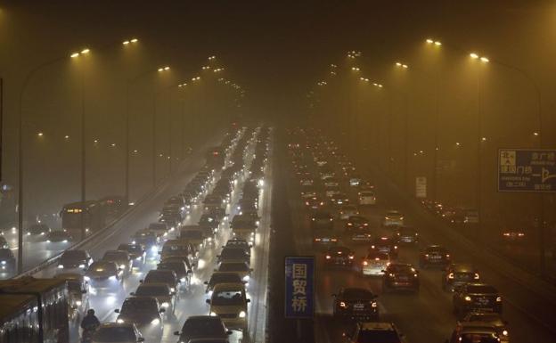 La polución es visible en las avenidas de Pekín. 