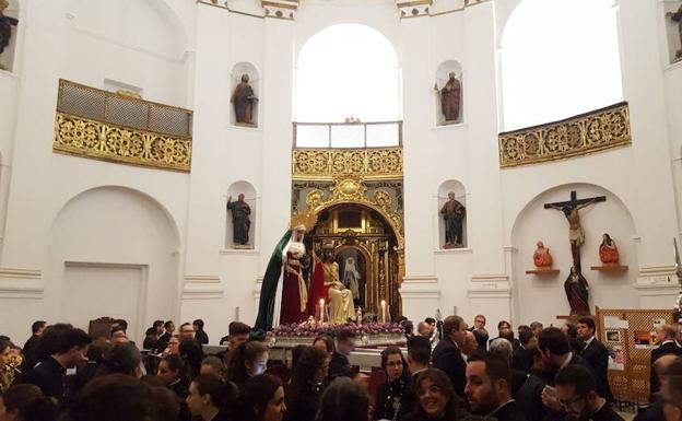 Los titulares de la cofradía de Estudiantes, antes de salir. 