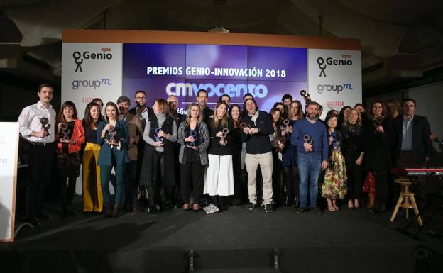 Foto de familia de todos los premiados anoche en la undécima edición de los Premios Genio Innovación de Vocento. 