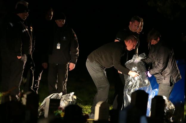 Investigación en el cementerio que acoge a fallecidos de la familia Skripal. :: Daniel LEAL-OLIVA / afp 