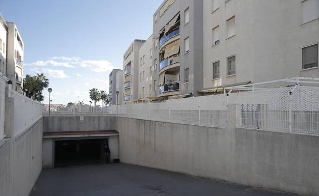 Entrada al garaje comunitario donde sucedieron los hechos, en la barriada de El Higueral. 