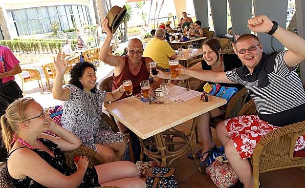 Turistas rusos brindan en un restaurante de Marbella.