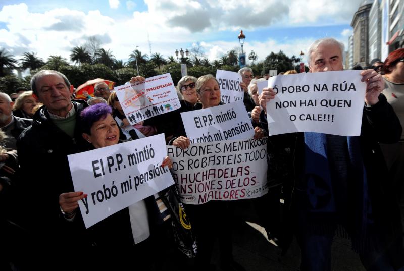 Madrid, Barcelona, Bilbao, San Sebastián, Vigo... protestan en las calles por el insuficiente alza del 0,25% y piden que estas ayudas se revaloricen en función del IPC