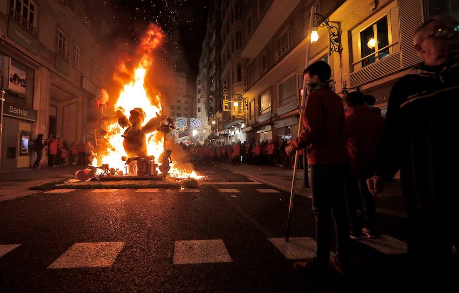 Las fallas infantiles son las primeras que sucumben al fuego en la noche de la Cremà en la que los 770 monumentos repartidos por Valencia acaban reducidos a cenizas