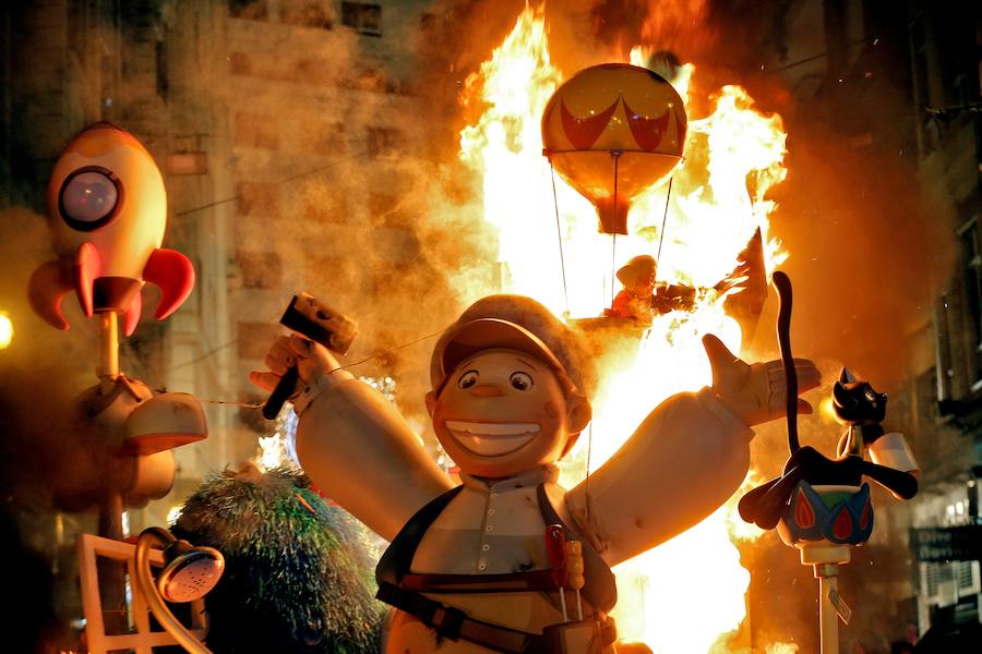 Las fallas infantiles son las primeras que sucumben al fuego en la noche de la Cremà en la que los 770 monumentos repartidos por Valencia acaban reducidos a cenizas