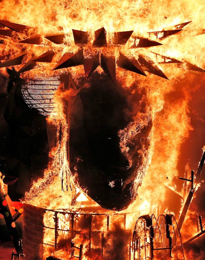 Las fallas infantiles son las primeras que sucumben al fuego en la noche de la Cremà en la que los 770 monumentos repartidos por Valencia acaban reducidos a cenizas