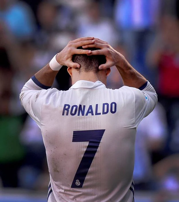 Cristiano Ronaldo, con las manos en la cabeza, durante un partido del Real Madrid. :: Vincent West. reuters
