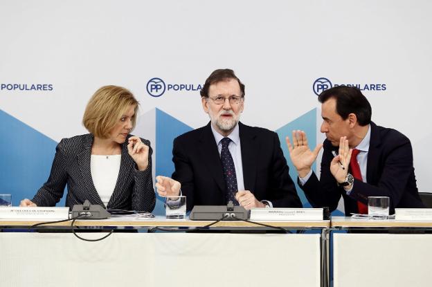 Dolores de Cospedal, Mariano Rajoy y Fernando Martínez-Maillo, durante la reunión de ayer del Comité Ejecutivo Nacional. :: mariscal / efe