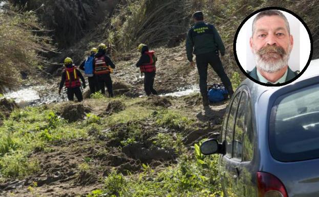 Bomberos durante las labores de búsqueda en el arroyo donde desapareció el Guardia Civil malagueño.