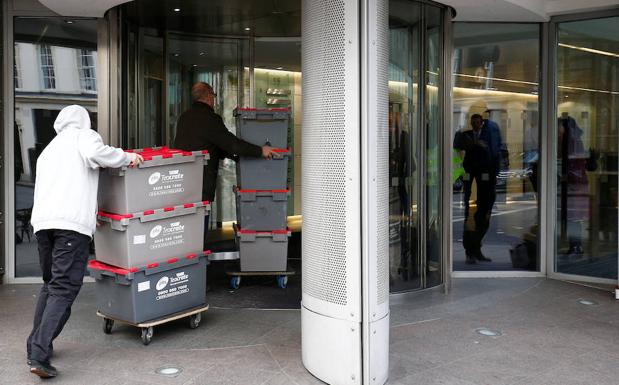 Un hombre introduce cajas en Cambridge en la sede de Analytica en Londres.